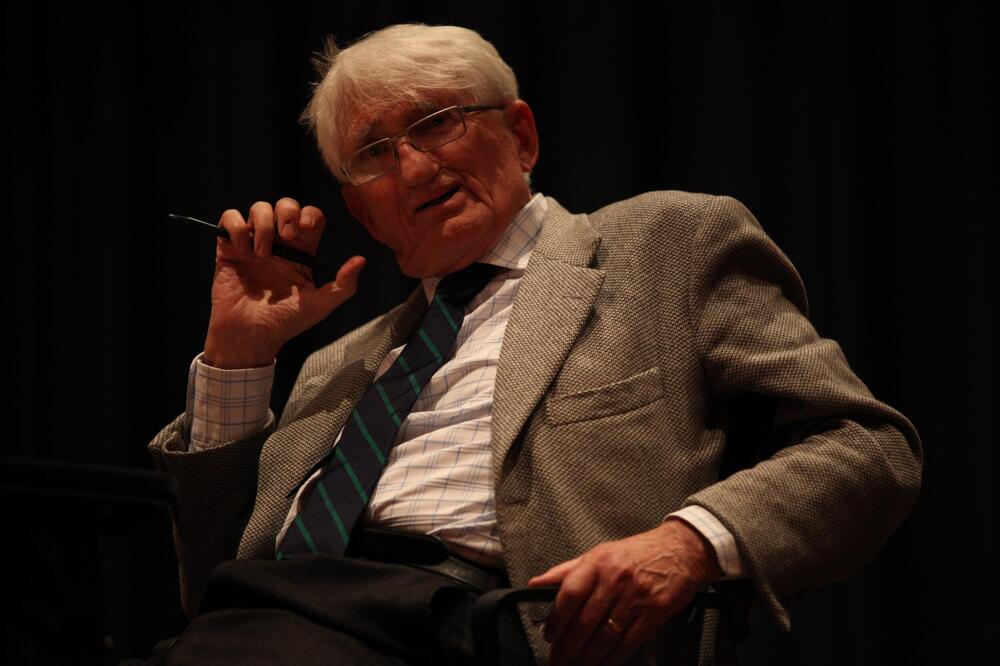 Umro Jirgen Habermas!