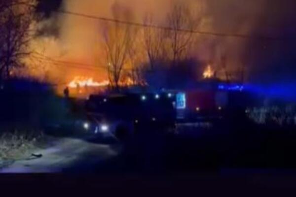 Odjekuju detonacije na Nocom Beogradu! Poznati splav u plamenu, vatrogasci se bore sa vatrenom stihijom (VIDEO)