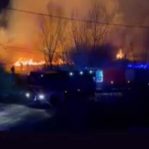 Odjekuju detonacije na Novom Beogradu! Poznati splav u plamenu, vatrogasci se bore sa vatrenom stihijom (VIDEO)