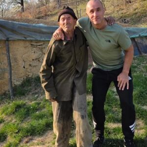 Deka Miroslav već 33 godine živi pod zemljom, bez struje i vode: Srbi za dan skupili pare, dobija novi dom