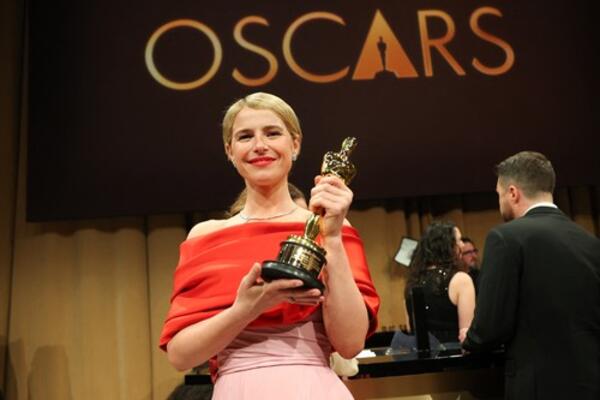 "TAKO ZGODNA A TAKO UŽASNO OBUČENA"! Irkinja završila na STUBU SRAMA, za ovakav stajling bi trebalo NEKOG UHAPSITI!