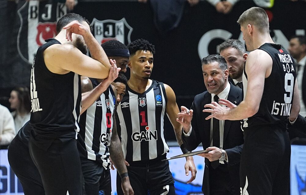 Dušan Alimpijević i košarkaši Bešiktaša