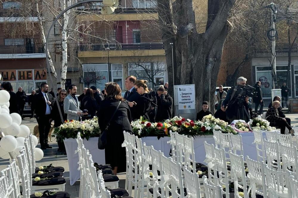 Roditelji sede ispred praznih stolica svoje preminule dece: Obeležava se godišnjica tragedije u Kočanima (VIDEO)