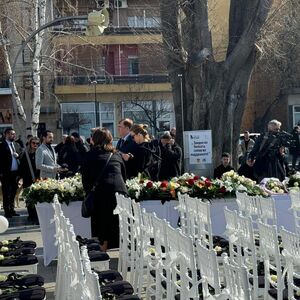 Roditelji sede ispred praznih stolica svoje preminule dece: Obeležava se godišnjica tragedije u Kočanima (VIDEO)