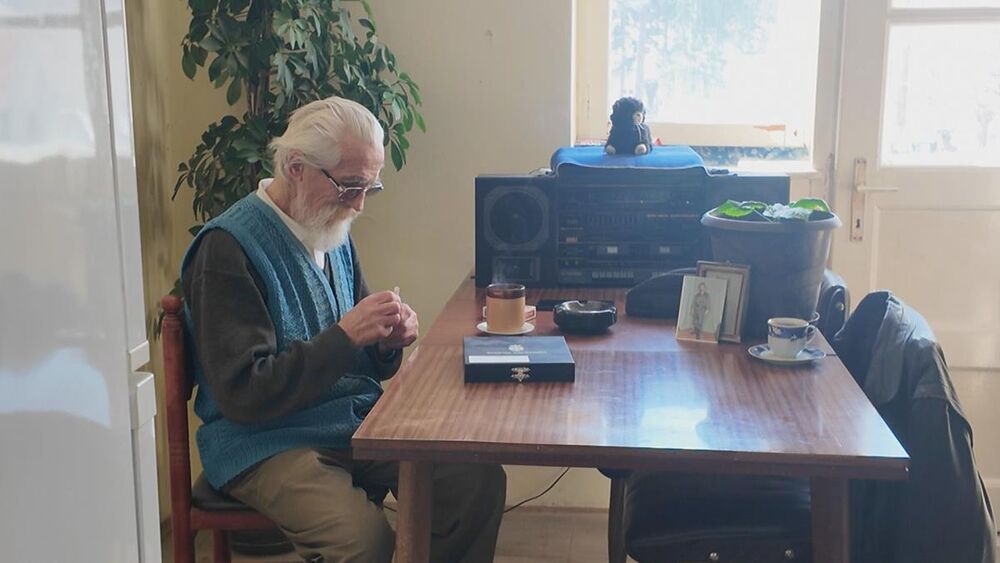 Od smrti supruge Zorke živi sam