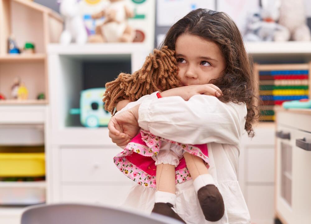 VIDELA KAKO ĆERKA VEZUJE RUKE LUTKI, a onda je saznala JEZIVU ISTINU! Snimci sa kamera potvrdili SAV UŽAS!