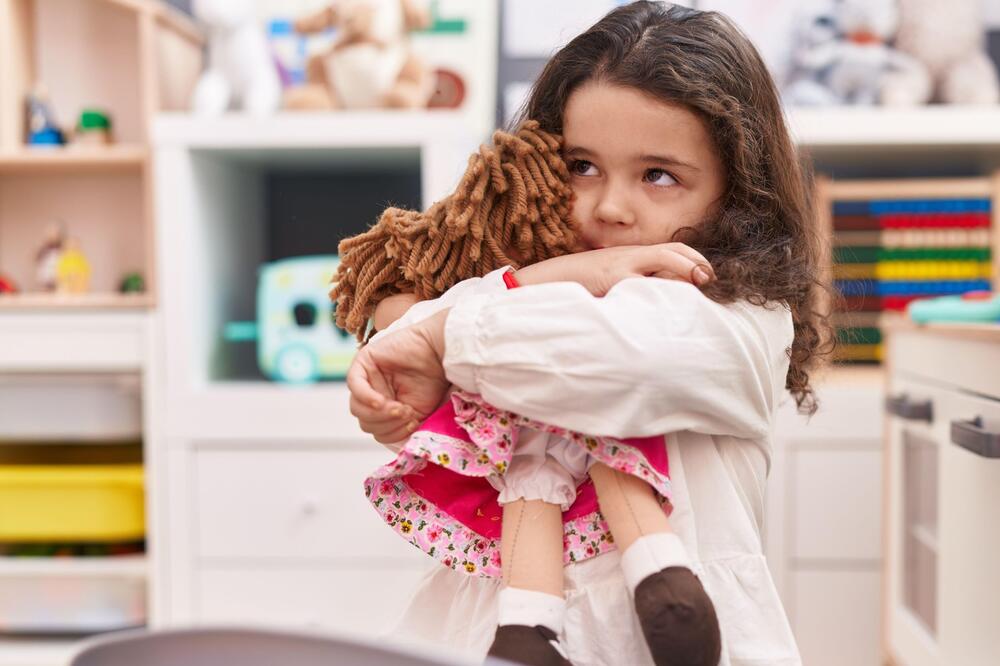 VIDELA KAKO ĆERKA VEZUJE RUKE LUTKI, a onda je saznala JEZIVU ISTINU! Snimci sa kamera potvrdili SAV UŽAS!