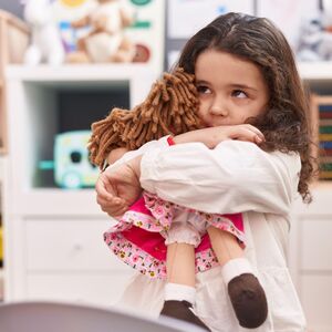 VIDELA KAKO ĆERKA VEZUJE RUKE LUTKI, a onda je saznala JEZIVU ISTINU! Snimci sa kamera potvrdili SAV UŽAS!