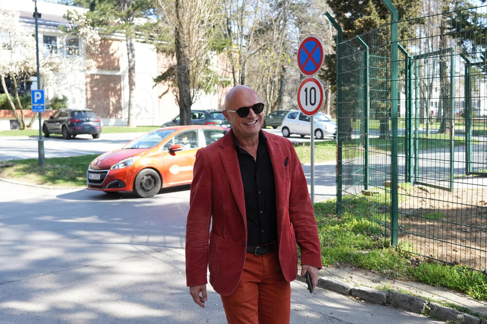 BESNOM MAŠINOM NALETEO NA KOLEGU ISPRED GRANDA: Kojić van sebe, jedva je ovo izustio