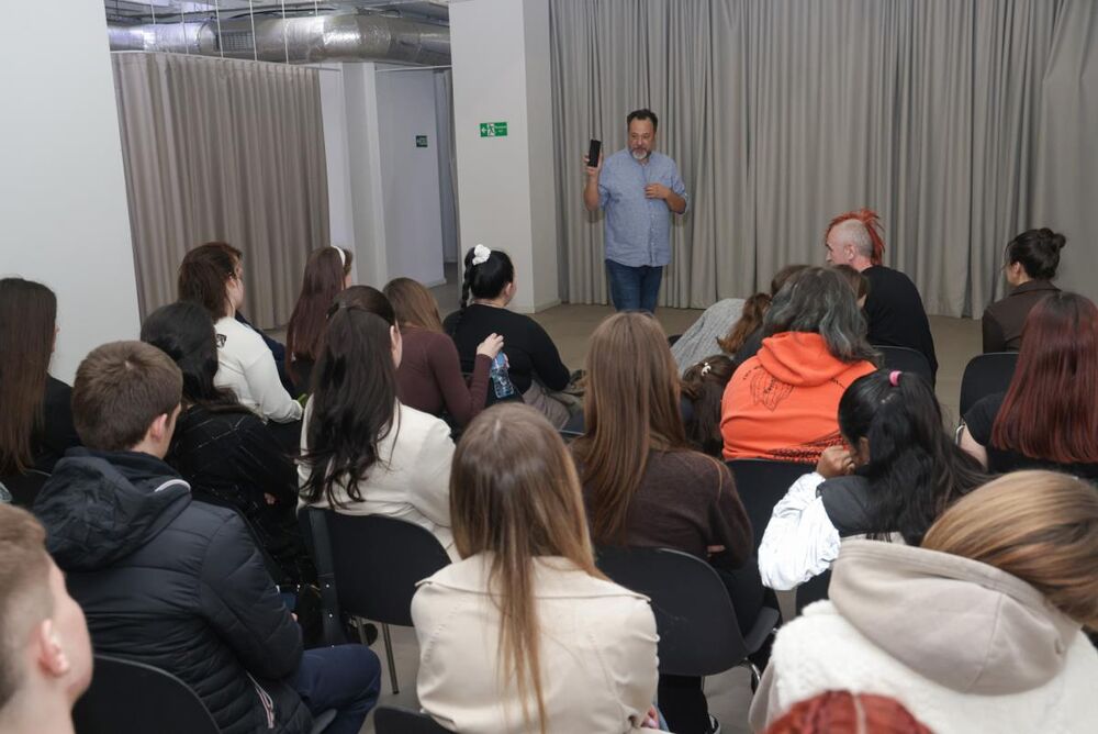 Ivan Čorbić, šef štampanog izdanja Kurira, naše goste proveo je kroz redakciju