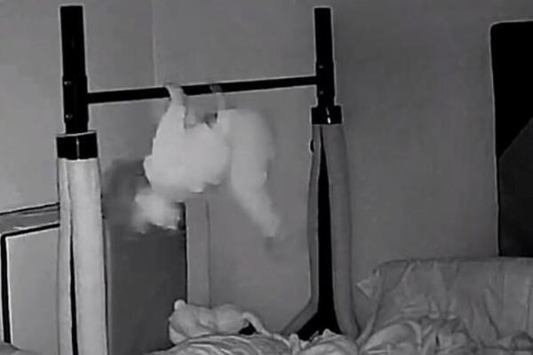 NOĆNA MORA NA KAMERI! Ono što je majka videla dok je beba spavala LEDI KRV U ŽILAMA, snimak šokirao narod