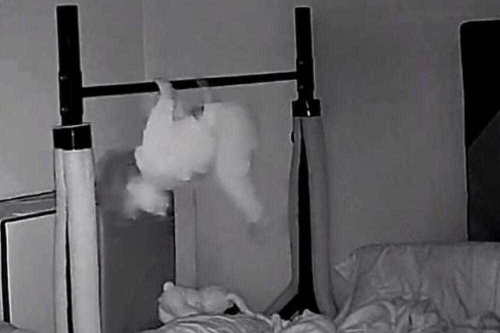 NOĆNA MORA NA KAMERI! Ono što je majka videla dok je beba spavala LEDI KRV U ŽILAMA, snimak šokirao narod