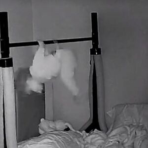 NOĆNA MORA NA KAMERI! Ono što je majka videla dok je beba spavala LEDI KRV U ŽILAMA, snimak šokirao narod