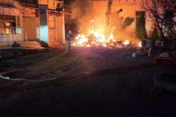 Buknuo požar u osnovoj školi u Kosjeriću, plamen guta sve pred sobom! Sumnja se da je sve podmetnuto?! (FOTO)