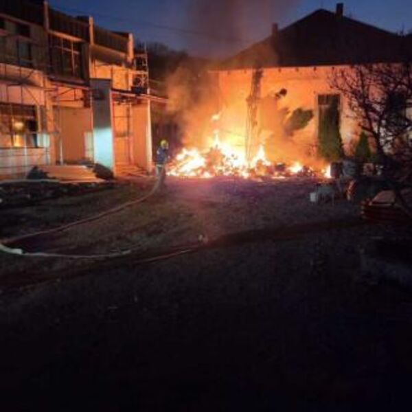 Buknuo požar u osnovoj školi u Kosjeriću, plamen guta sve pred sobom! Sumnja se da je sve podmetnuto?! (FOTO)