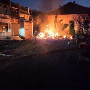 Buknuo požar u osnovoj školi u Kosjeriću, plamen guta sve pred sobom! Sumnja se da je sve podmetnuto?! (FOTO)