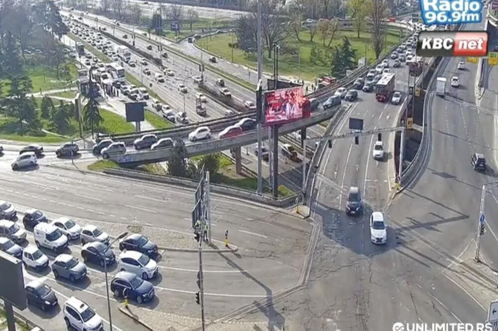 Kolaps u Beogradu: Vozila mile preko ključnih poteza, ovde je najgore! (FOTO)