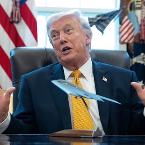 "ŽENA MI JE POGINULA U RATU KOJI JE IZAZVAO..." Šok pismo Trampovog saradnika koji je OTIŠAO - cure informacije