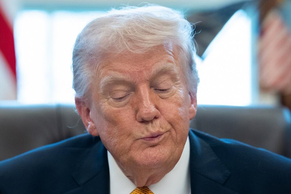 ŠTA REČE?! Pogledajte kako Tramp SAM SEBI SKAČE U USTA, nema pojma ŠTA PRIČA! Isplivao SNIMAK KOJI ŠOKIRA! (VIDEO)