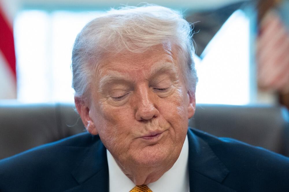 ŠTA REČE?! Pogledajte kako Tramp SAM SEBI SKAČE U USTA, nema pojma ŠTA PRIČA! Isplivao SNIMAK KOJI ŠOKIRA! (VIDEO)