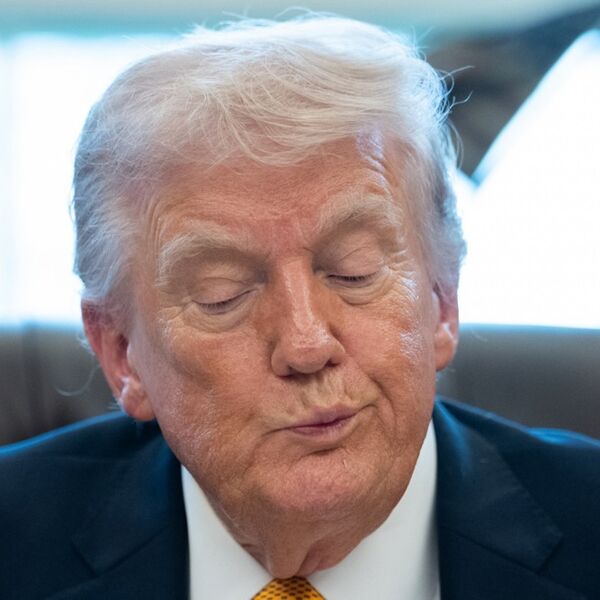 ŠTA REČE?! Pogledajte kako Tramp SAM SEBI SKAČE U USTA, nema pojma ŠTA PRIČA! Isplivao SNIMAK KOJI ŠOKIRA! (VIDEO)