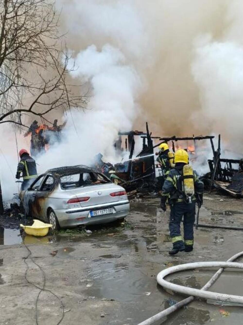Otkriveno šta je gorelo na Čukaričkoj padini! Vatrogasci se izborili sa buktinjom, vatra se širila na sve strane