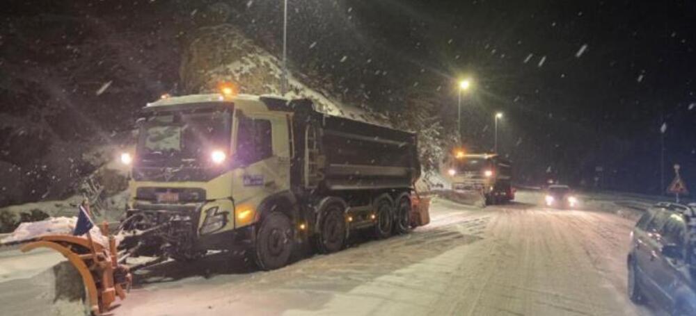 OPET SNEG U SRBIJI! Putnička i teretna vozila u problemima, 7 kamiona NE PRESTAJE sa čišćenjem!