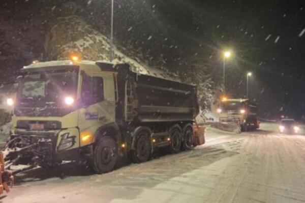 OPET SNEG U SRBIJI! Putnička i teretna vozila u problemima, 7 kamiona NE PRESTAJE sa čišćenjem!