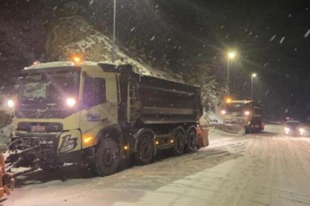 OPET SNEG U SRBIJI! Putnička i teretna vozila u problemima, 7 kamiona NE PRESTAJE sa čišćenjem!
