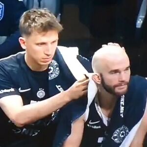 Scena sa meča Partizana postala viralna! Niko više nije gledao utakmicu nakon ovog krupnog kadra, Aleksa ukrao šou