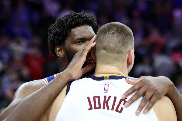 Navijači kao ludi zviždali Embidu, on im se smejao, a onda se srdačno i dugo grlio sa Jokićem (VIDEO)