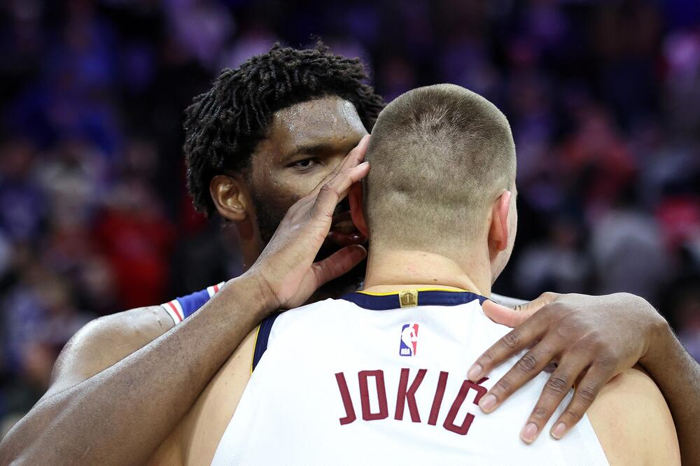 Navijači kao ludi zviždali Embidu, on im se smejao, a onda se srdačno i dugo grlio sa Jokićem (VIDEO)