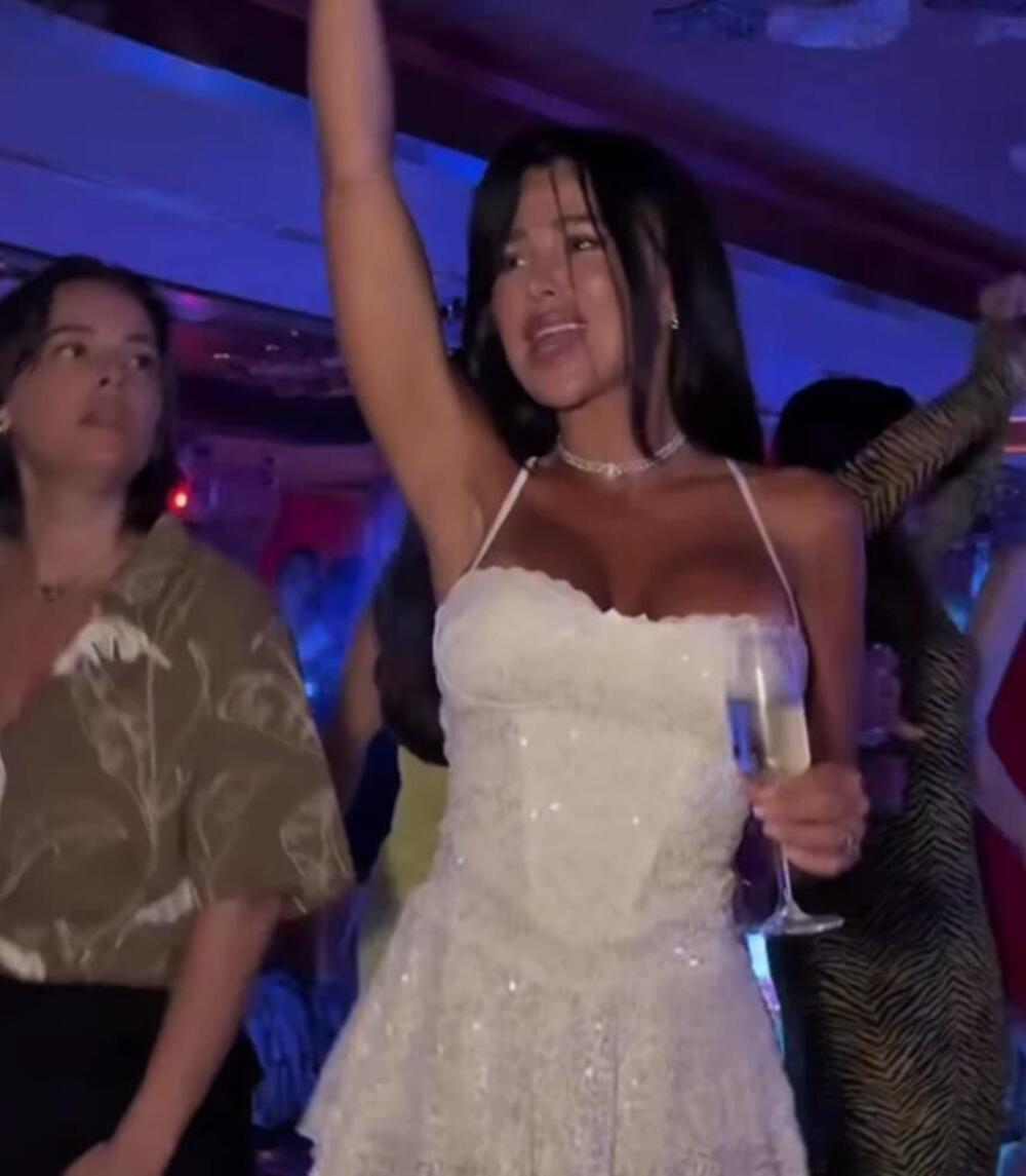 ZA NJU JE VREME STALO! GODINE STANIJE DOBROJEVIĆ GLAVNA TEMA SRBA! Juče proslavila ROĐENDAN a BROJKA ŠOKIRA