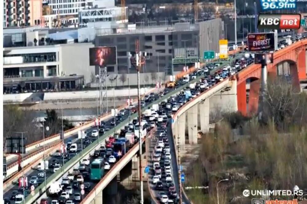SAOBRAĆAJNI KOLAPS U PRESTONICI! Na ovim mestima nema igla gde da padne, stvaraju se kolone vozila (FOTO)