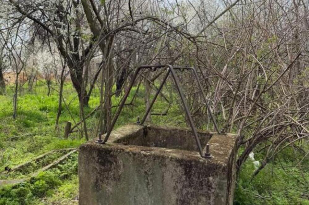 Dečak tražio psa, pa u bunaru zatekao jeziv prizor! Pronađeno 7 leševa, građani u strahu, ni po vodu ne smeju!