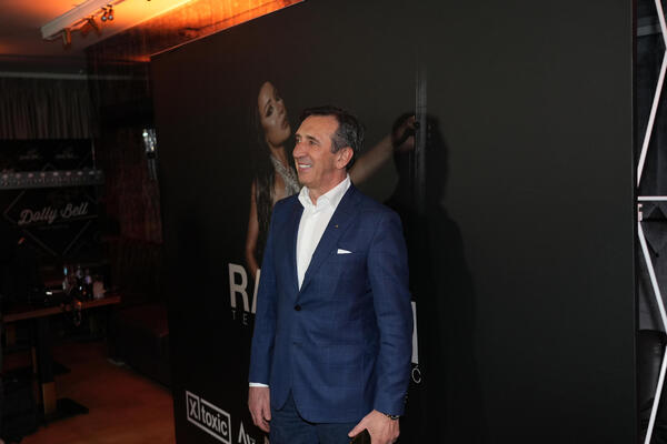 ŽIKA JAKŠIĆ GLAVNA TEMA! Pojavio se na promociji kod zgodne dame, pa ispozirao - ČOVEK NIKAD NIJE BOLJE IZGLEDAO!