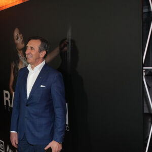 ŽIKA JAKŠIĆ GLAVNA TEMA! Pojavio se na promociji kod zgodne dame, pa ispozirao - ČOVEK NIKAD NIJE BOLJE IZGLEDAO!