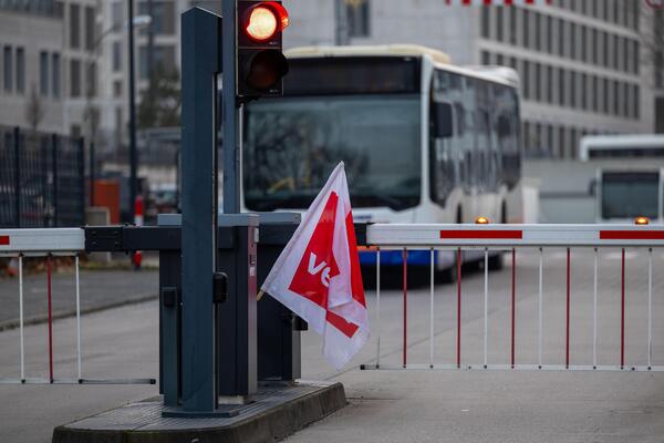 Nemačka paralizovana, POČEO JE VELIKI ŠTRAJK: Autobusi i vozovi stoje, ovu su najkritičnija mesta!