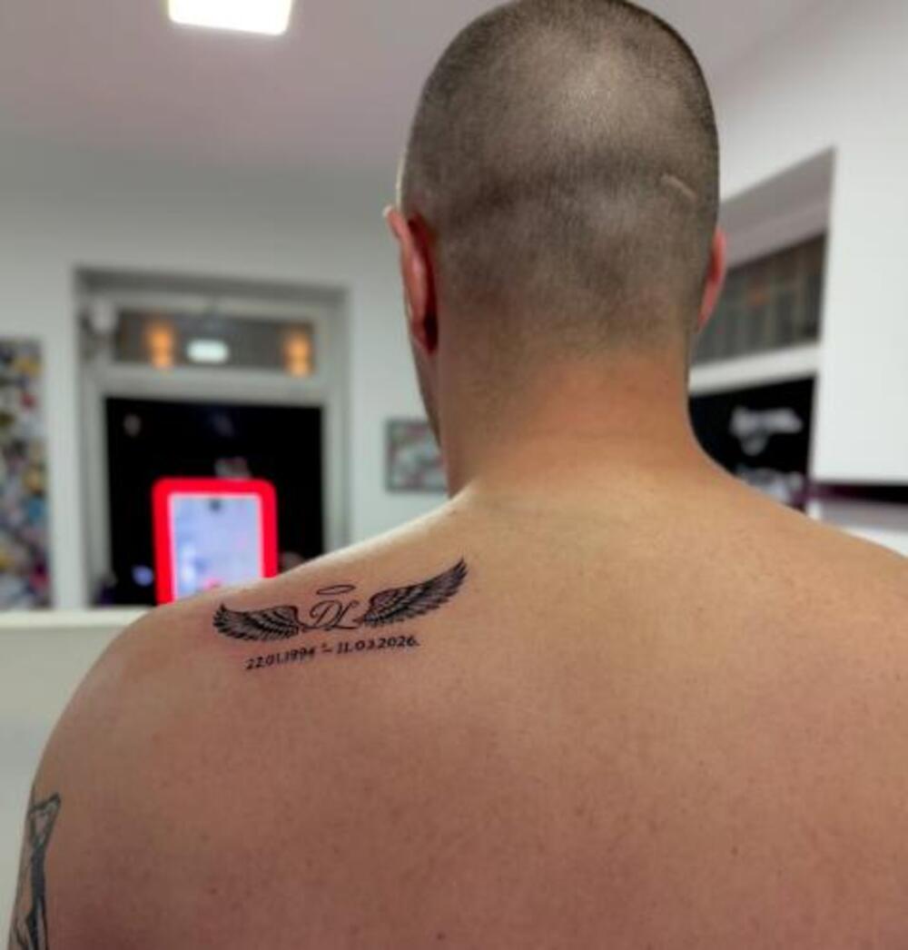 8 DANA POSLE POGIBIJE! OSVANULA TETOVAŽA ZA DRAGANA LAZIĆA! Krila. oreol i ... - PRIZOR LOMI NA KOMADE