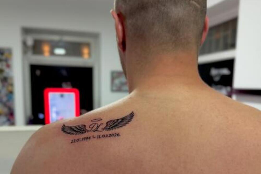 8 DANA POSLE POGIBIJE! OSVANULA TETOVAŽA ZA DRAGANA LAZIĆA! Krila. oreol i ... - PRIZOR LOMI NA KOMADE