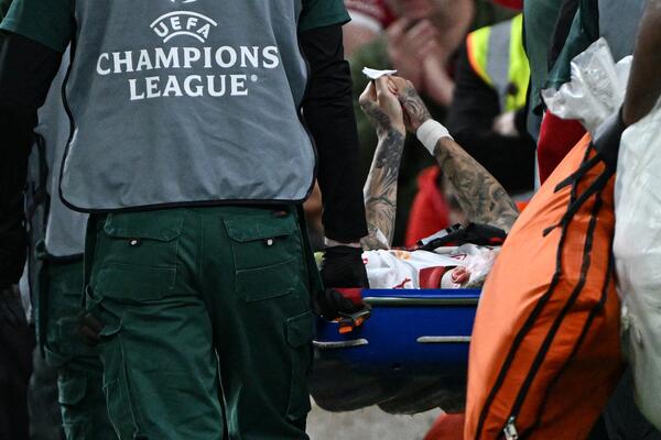 Pipnuo reklamu, zavrištao od bola i pao u agoniju: Jeziva povreda Langa na Enfildu (VIDEO)