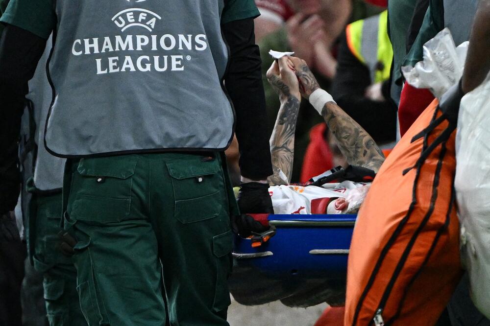 Pipnuo reklamu, zavrištao od bola i pao u agoniju: Jeziva povreda Langa na Enfildu (VIDEO)