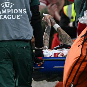 Pipnuo reklamu, zavrištao od bola i pao u agoniju: Jeziva povreda Langa na Enfildu (VIDEO)