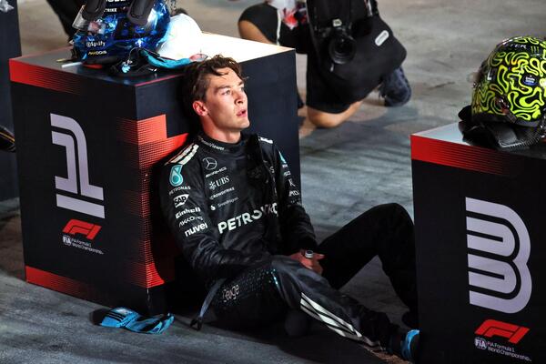 BRITANSKI ŠARM, HARIZMA, DRŽANJE, A TEK KAKO PRIČA: On je najlepši vozač Formule 1, jak na stazi, a LEP kao BOG!