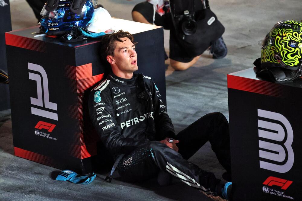 BRITANSKI ŠARM, HARIZMA, DRŽANJE, A TEK KAKO PRIČA: On je najlepši vozač Formule 1, jak na stazi, a LEP kao BOG!