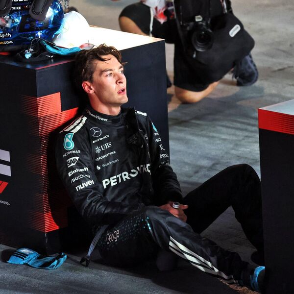 BRITANSKI ŠARM, HARIZMA, DRŽANJE, A TEK KAKO PRIČA: On je najlepši vozač Formule 1, jak na stazi, a LEP kao BOG!
