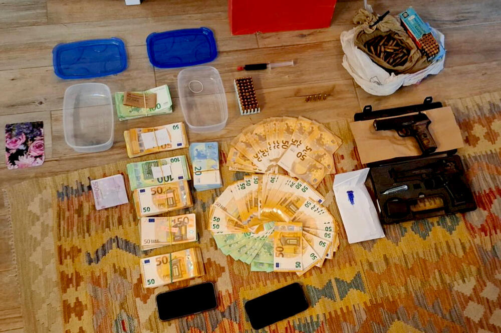 UHAPŠENA ORGANIZOVANA KRIMINALNA GRUPA! Policija upala u stan VOĐE, pogledajte šta su tamo ZATEKLI! (FOTO)