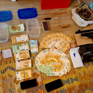 UHAPŠENA ORGANIZOVANA KRIMINALNA GRUPA! Policija upala u stan VOĐE, pogledajte šta su tamo ZATEKLI! (FOTO)