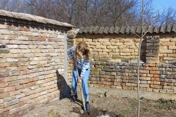 BEOGRAD ZAMENILA OVOM LEPOTOM: Voditeljka danas uzgaja voće i povrće, a evo koliko je platila za ovaj raj