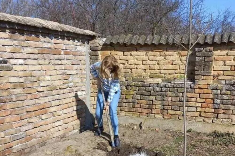 BEOGRAD ZAMENILA OVOM LEPOTOM: Voditeljka danas uzgaja voće i povrće, a evo koliko je platila za ovaj raj